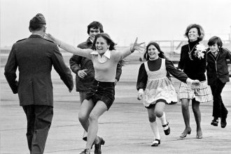 Airman behind famed ‘Burst of Joy’ photo dies at 92