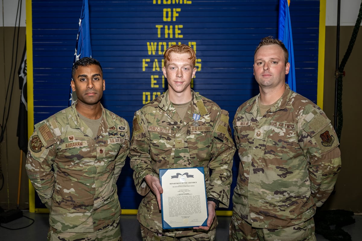 Airman awarded medal for aid in capture of fugitive accused of murder