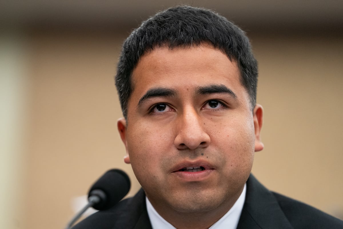 Judge dismisses deportation case for Mexican father of 3 US Marines