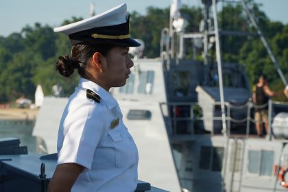 Incoming female students at US Naval Academy must cut hair below chin