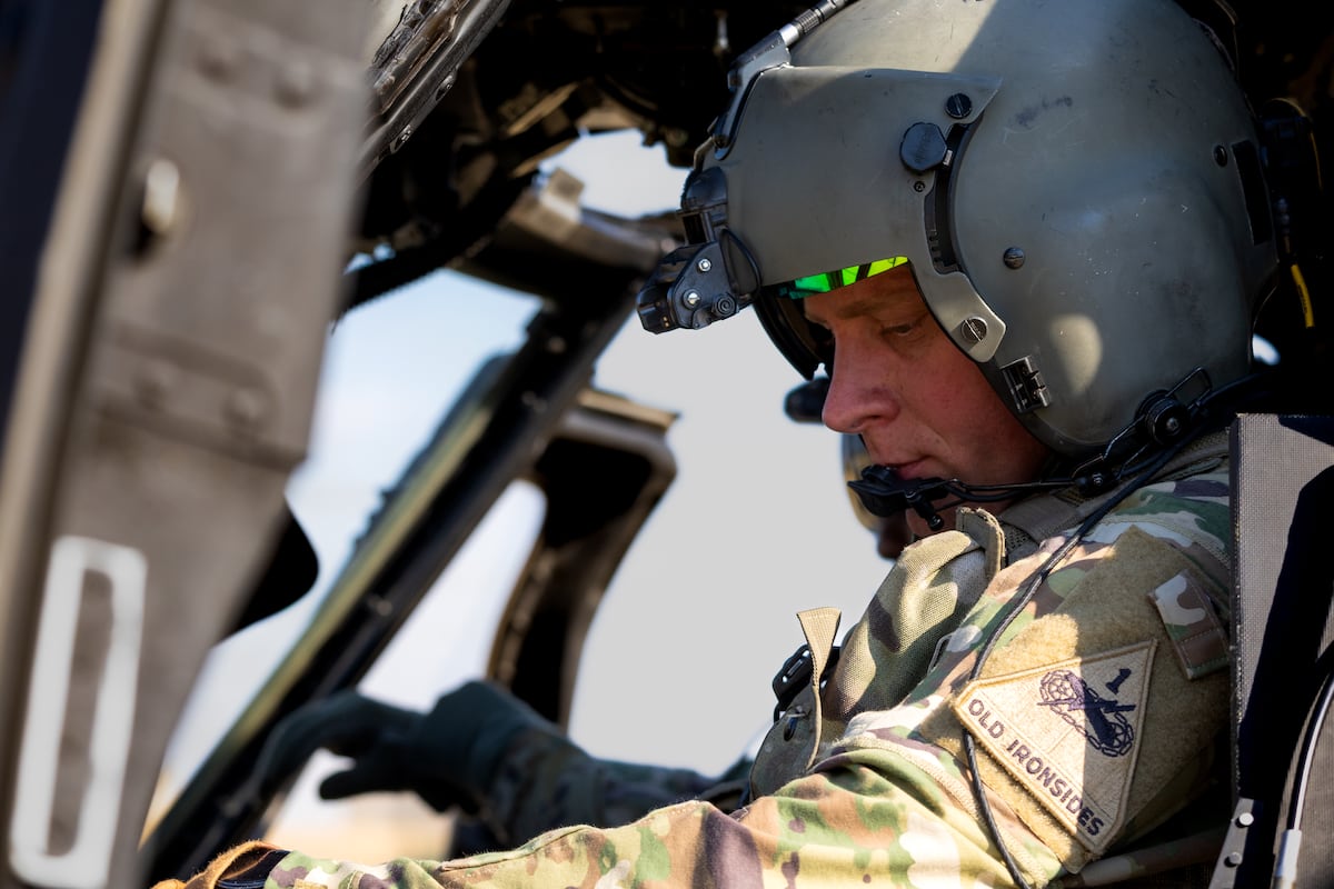 Army offers bonuses topping 0K to keep aviation warrant officers in uniform